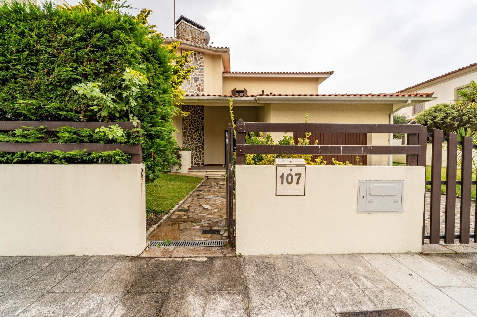 Amorosa Villa, 500M From The Beach By House And People Luaran gambar