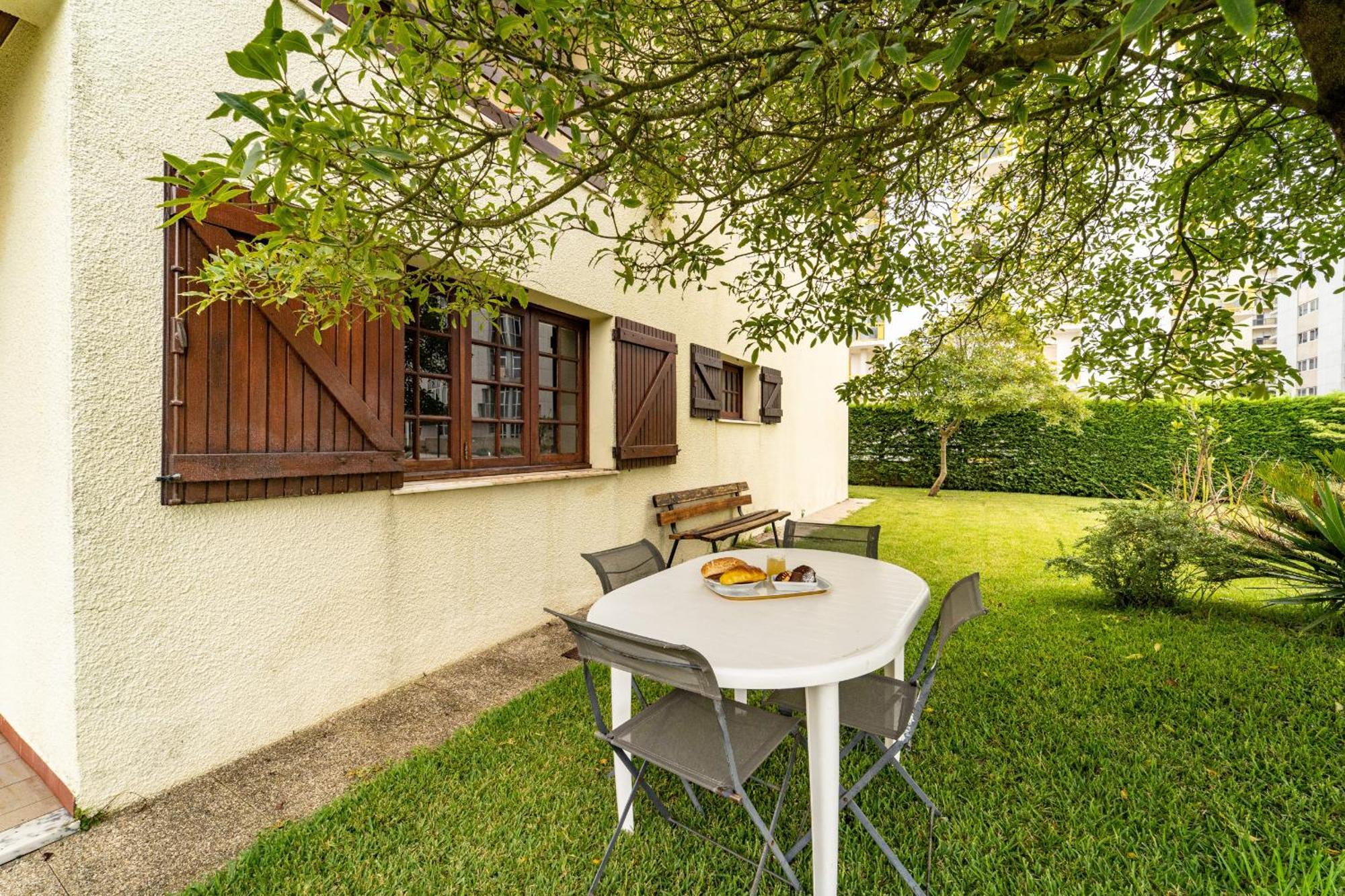 Amorosa Villa, 500M From The Beach By House And People Luaran gambar